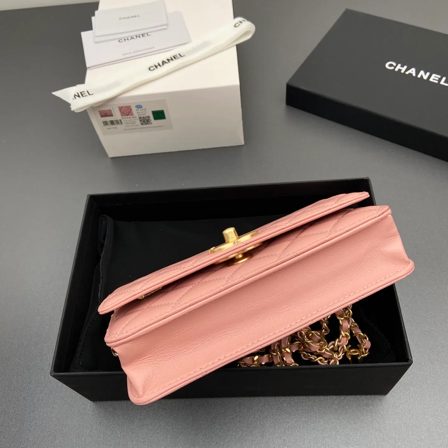 Xiaoxiang imported Italian lambskin 25Bwoc double C snap button adjustable chain, fashionable and classic but not outdated Item number: AP7876 Price: 860 Size: w19×h12×d4.5cm Color: pink sheepskin gold hardware