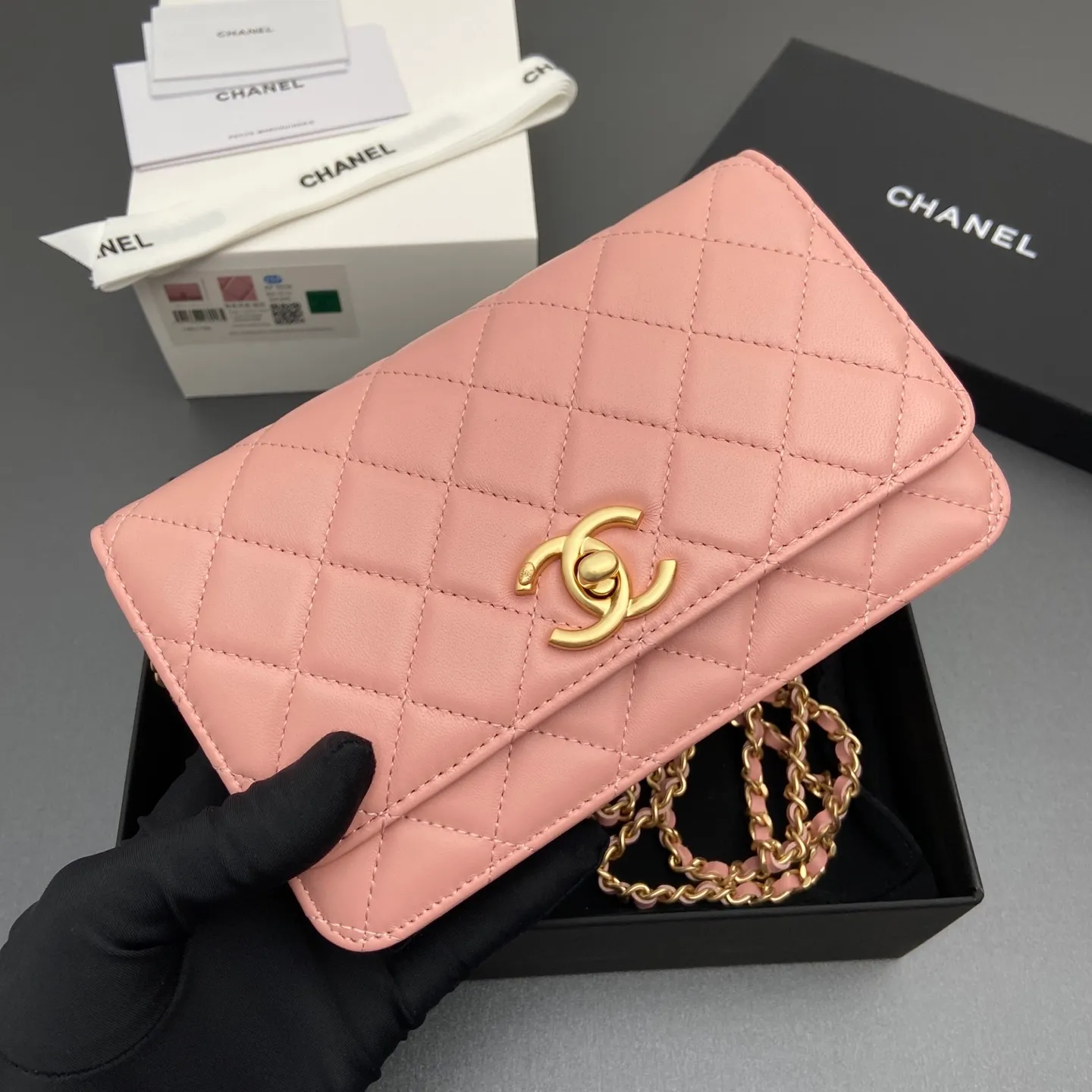 Xiaoxiang imported Italian lambskin 25Bwoc double C snap button adjustable chain, fashionable and classic but not outdated Item number: AP7876 Price: 860 Size: w19×h12×d4.5cm Color: pink sheepskin gold hardware