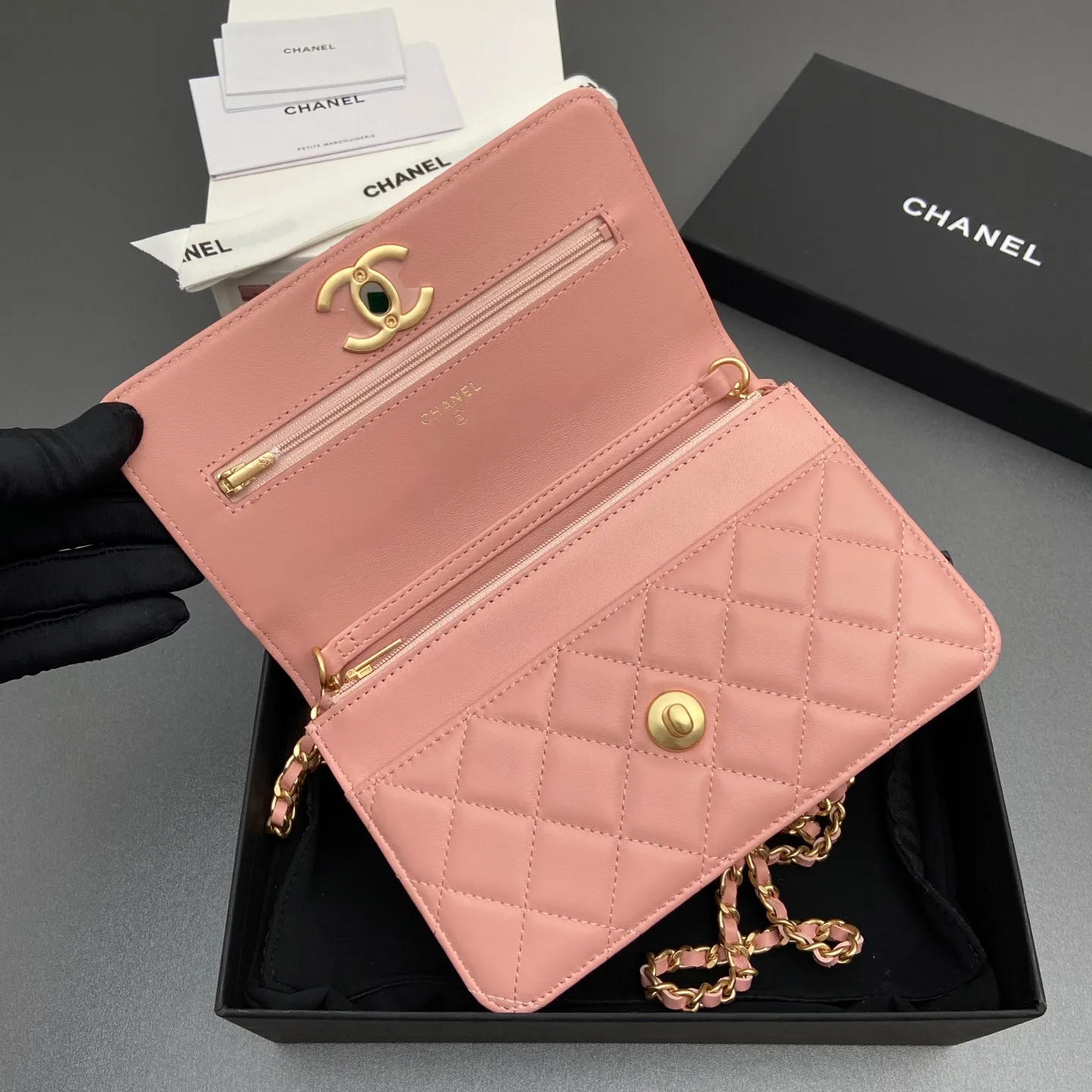 Xiaoxiang imported Italian lambskin 25Bwoc double C snap button adjustable chain, fashionable and classic but not outdated Item number: AP7876 Price: 860 Size: w19×h12×d4.5cm Color: pink sheepskin gold hardware