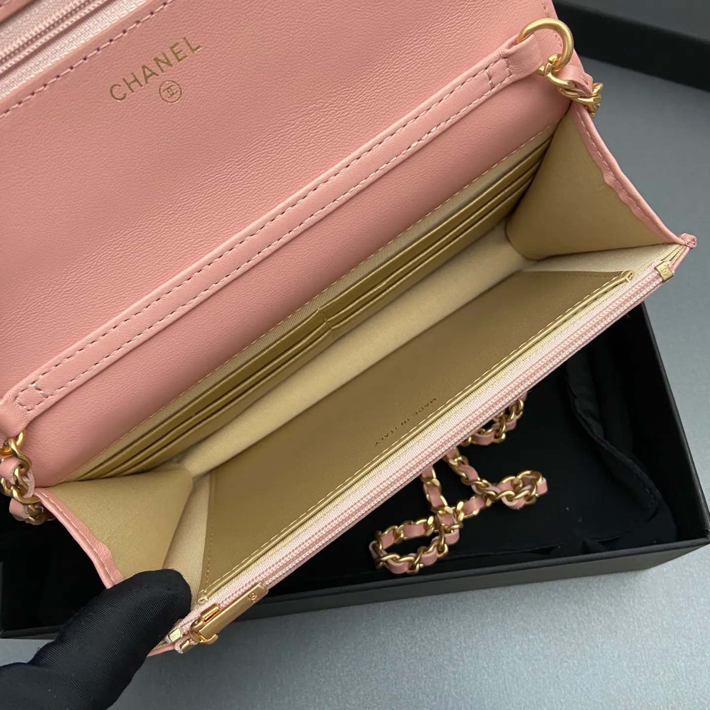Xiaoxiang imported Italian lambskin 25Bwoc double C snap button adjustable chain, fashionable and classic but not outdated Item number: AP7876 Price: 860 Size: w19×h12×d4.5cm Color: pink sheepskin gold hardware