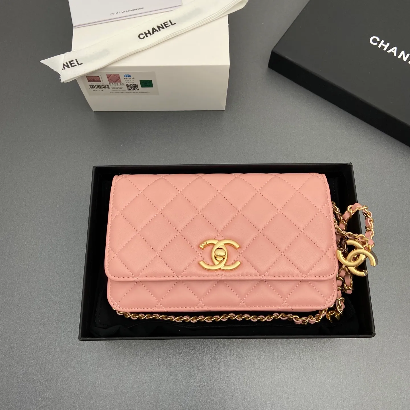 Xiaoxiang imported Italian lambskin 25Bwoc double C snap button adjustable chain, fashionable and classic but not outdated Item number: AP7876 Price: 860 Size: w19×h12×d4.5cm Color: pink sheepskin gold hardware