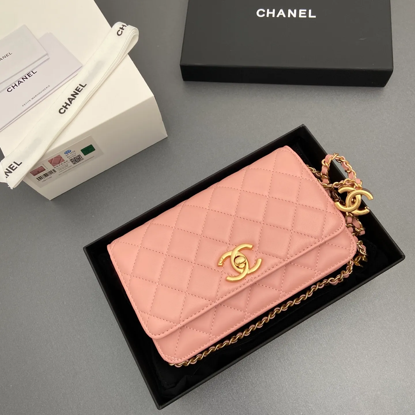 Xiaoxiang imported Italian lambskin 25Bwoc double C snap button adjustable chain, fashionable and classic but not outdated Item number: AP7876 Price: 860 Size: w19×h12×d4.5cm Color: pink sheepskin gold hardware