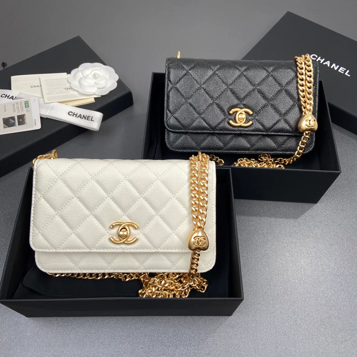 Xiaoxiang imported Italian lambskin [upgraded version] Item number: AP6402 Price: 920 Size: w20×h13×d3.5cm Color: fine ball pattern gold hardware