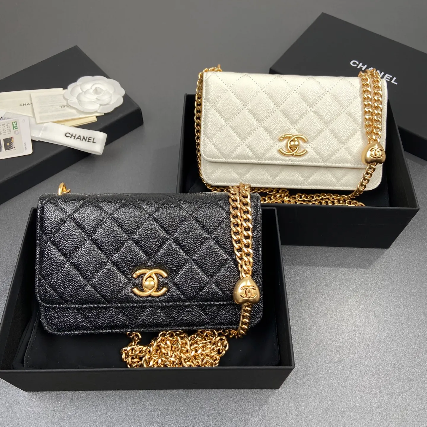 Xiaoxiang imported Italian lambskin [upgraded version] Item number: AP6402 Price: 920 Size: w20×h13×d3.5cm Color: fine ball pattern gold hardware