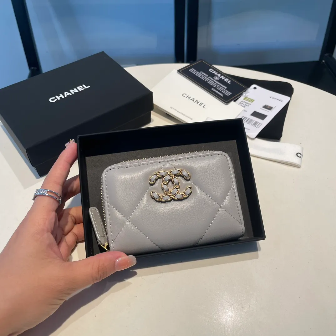 💰300😊 Upgraded version💋🆕 Ohanel new color🆕The latest zipper card holder, the texture of goatskin is invincible 😼The 19 series mainly promoted this season is the big rhombus, with a strong retro style👝Is there anyone who wants to buy each color🧸 The logo is eye-catching and unique, the goatskin has a light luster, and the temperament instantly ups and downs❣The fashionable style and style are also jointly created by Karl and Viard. The first series launched by the new artistic director will be a key recommendation of the brand from this year to next year, conveying the essence of the brand, with a full set of packaging 0945🍃size: 11.5*8cm