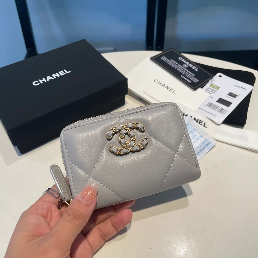 💰300😊 Upgraded version💋🆕 Ohanel new color🆕The latest zipper card holder, the texture of goatskin is invincible 😼The 19 series mainly promoted this season is the big rhombus, with a strong retro style👝Is there anyone who wants to buy each color🧸 The logo is eye-catching and unique, the goatskin has a light luster, and the temperament instantly ups and downs❣The fashionable style and style are also jointly created by Karl and Viard. The first series launched by the new artistic director will be a key recommendation of the brand from this year to next year, conveying the essence of the brand, with a full set of packaging 0945🍃size: 11.5*8cm