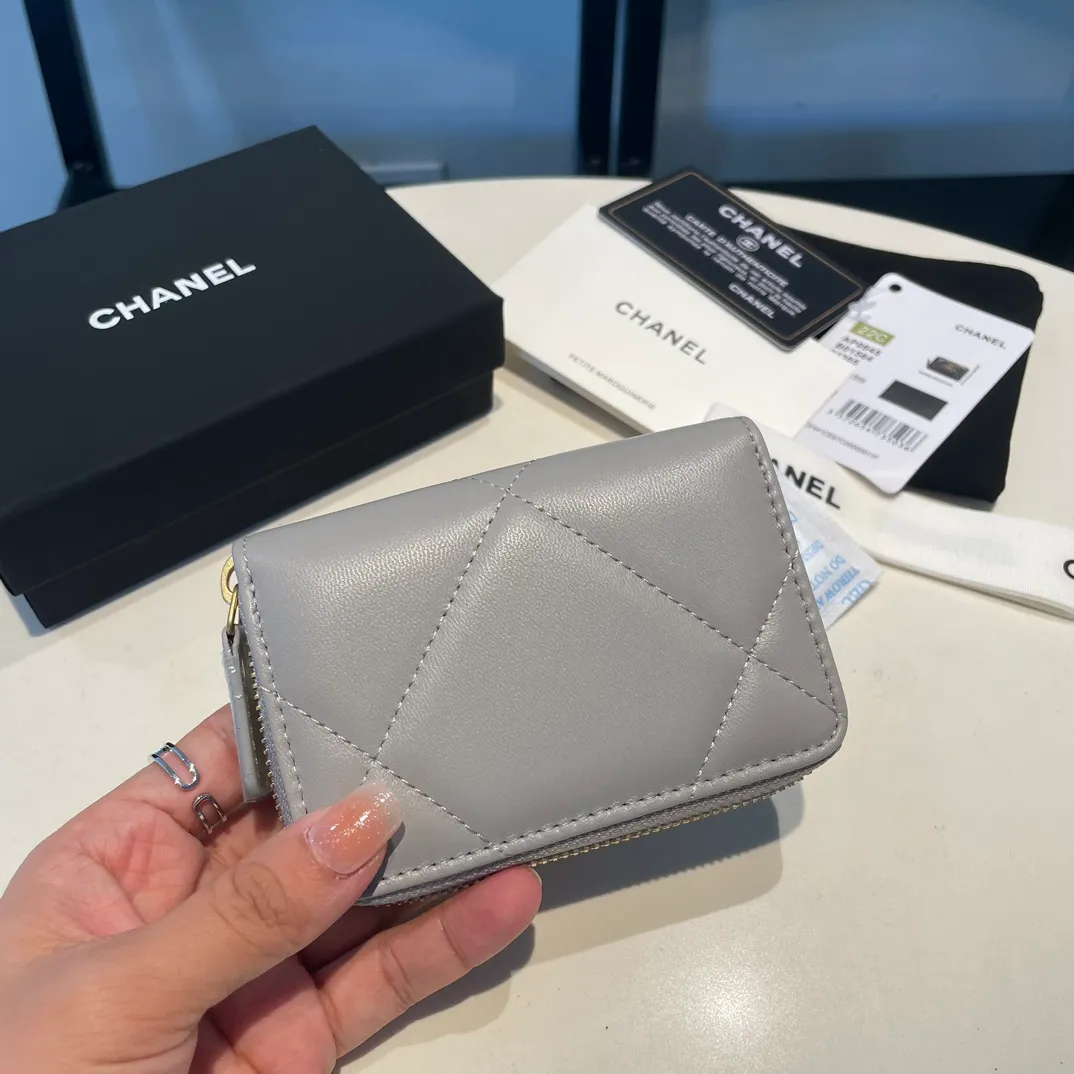💰300😊 Upgraded version💋🆕 Ohanel new color🆕The latest zipper card holder, the texture of goatskin is invincible 😼The 19 series mainly promoted this season is the big rhombus, with a strong retro style👝Is there anyone who wants to buy each color🧸 The logo is eye-catching and unique, the goatskin has a light luster, and the temperament instantly ups and downs❣The fashionable style and style are also jointly created by Karl and Viard. The first series launched by the new artistic director will be a key recommendation of the brand from this year to next year, conveying the essence of the brand, with a full set of packaging 0945🍃size: 11.5*8cm