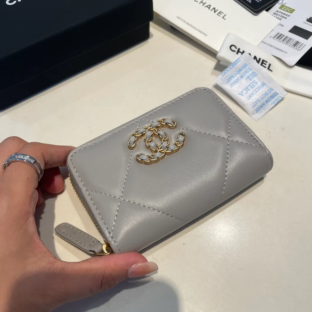 💰300😊 Upgraded version💋🆕 Ohanel new color🆕The latest zipper card holder, the texture of goatskin is invincible 😼The 19 series mainly promoted this season is the big rhombus, with a strong retro style👝Is there anyone who wants to buy each color🧸 The logo is eye-catching and unique, the goatskin has a light luster, and the temperament instantly ups and downs❣The fashionable style and style are also jointly created by Karl and Viard. The first series launched by the new artistic director will be a key recommendation of the brand from this year to next year, conveying the essence of the brand, with a full set of packaging 0945🍃size: 11.5*8cm