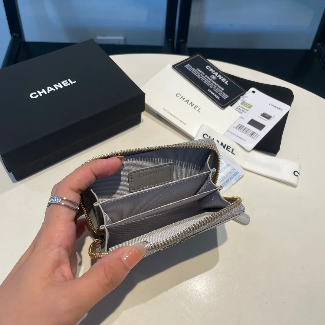 💰300😊 Upgraded version💋🆕 Ohanel new color🆕The latest zipper card holder, the texture of goatskin is invincible 😼The 19 series mainly promoted this season is the big rhombus, with a strong retro style👝Is there anyone who wants to buy each color🧸 The logo is eye-catching and unique, the goatskin has a light luster, and the temperament instantly ups and downs❣The fashionable style and style are also jointly created by Karl and Viard. The first series launched by the new artistic director will be a key recommendation of the brand from this year to next year, conveying the essence of the brand, with a full set of packaging 0945🍃size: 11.5*8cm