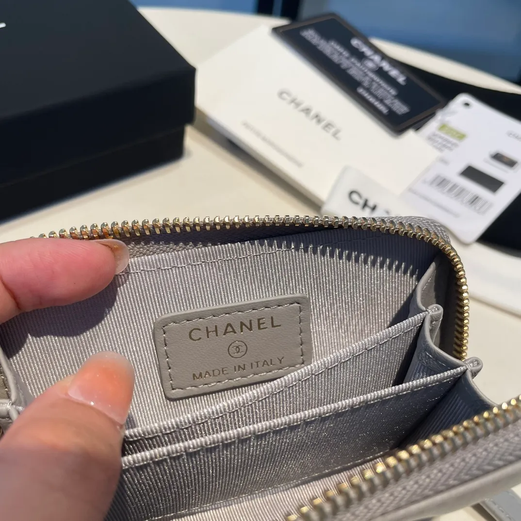 💰300😊 Upgraded version💋🆕 Ohanel new color🆕The latest zipper card holder, the texture of goatskin is invincible 😼The 19 series mainly promoted this season is the big rhombus, with a strong retro style👝Is there anyone who wants to buy each color🧸 The logo is eye-catching and unique, the goatskin has a light luster, and the temperament instantly ups and downs❣The fashionable style and style are also jointly created by Karl and Viard. The first series launched by the new artistic director will be a key recommendation of the brand from this year to next year, conveying the essence of the brand, with a full set of packaging 0945🍃size: 11.5*8cm