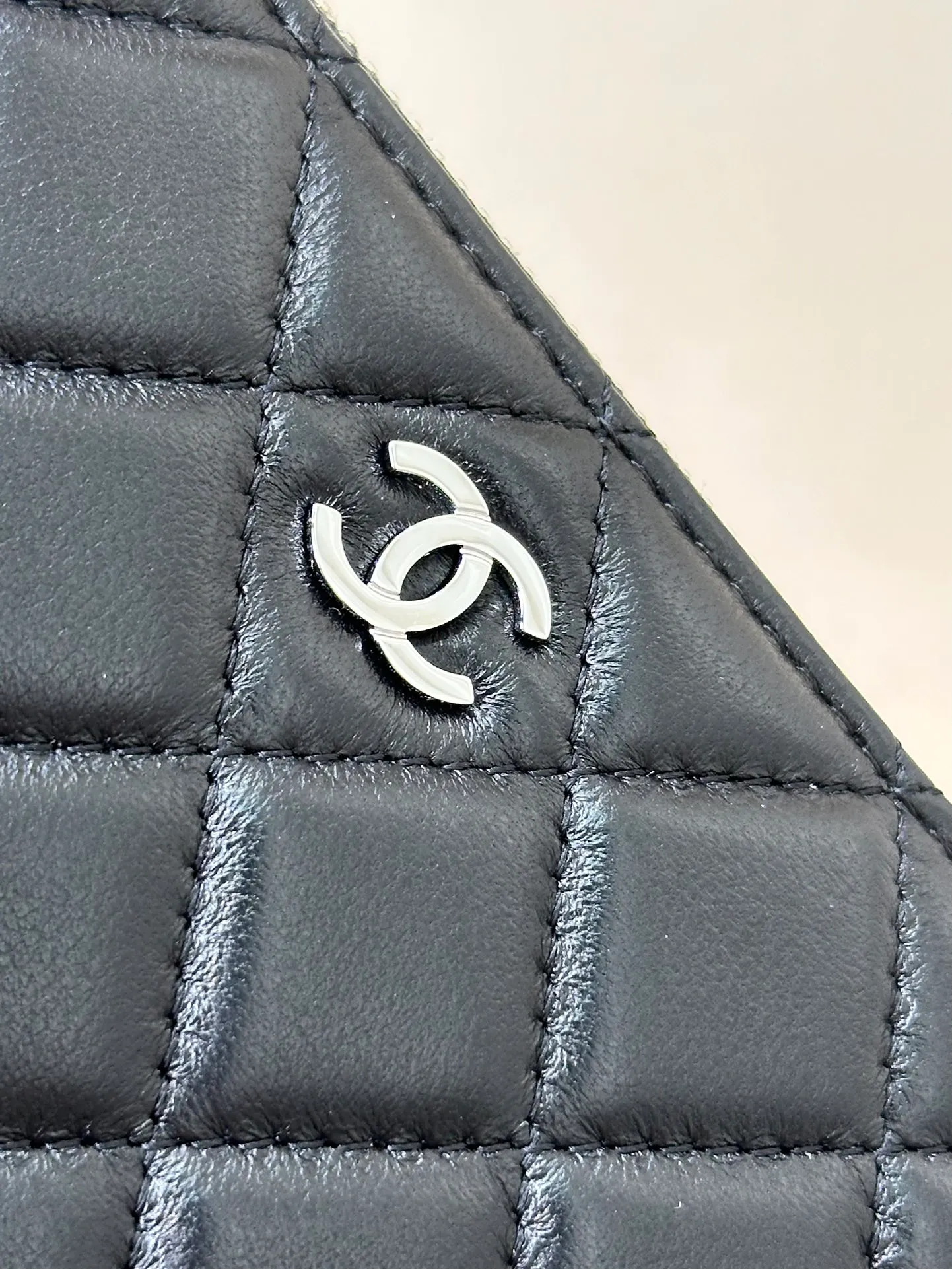 50097 Sheepskin/Black Silver! There are not many detailed pictures. If you want to see the real thing, just go to the counter and come back. Although it is a small bag, the materials we use are not ambiguous at all. I guarantee that what you receive is the same thing.