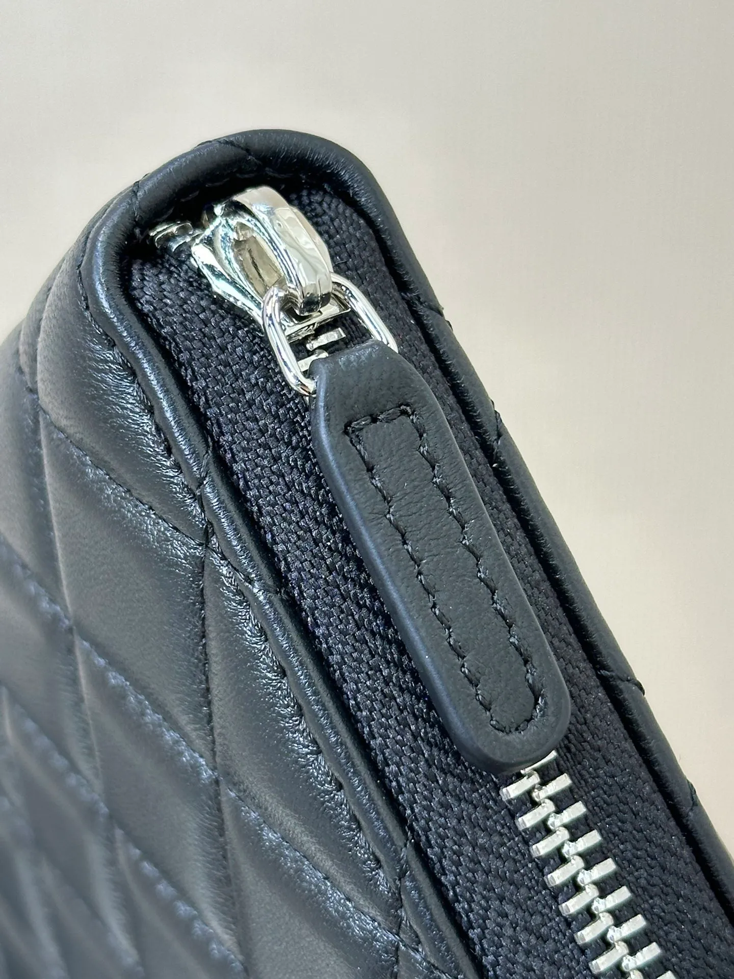50097 Sheepskin/Black Silver! There are not many detailed pictures. If you want to see the real thing, just go to the counter and come back. Although it is a small bag, the materials we use are not ambiguous at all. I guarantee that what you receive is the same thing.