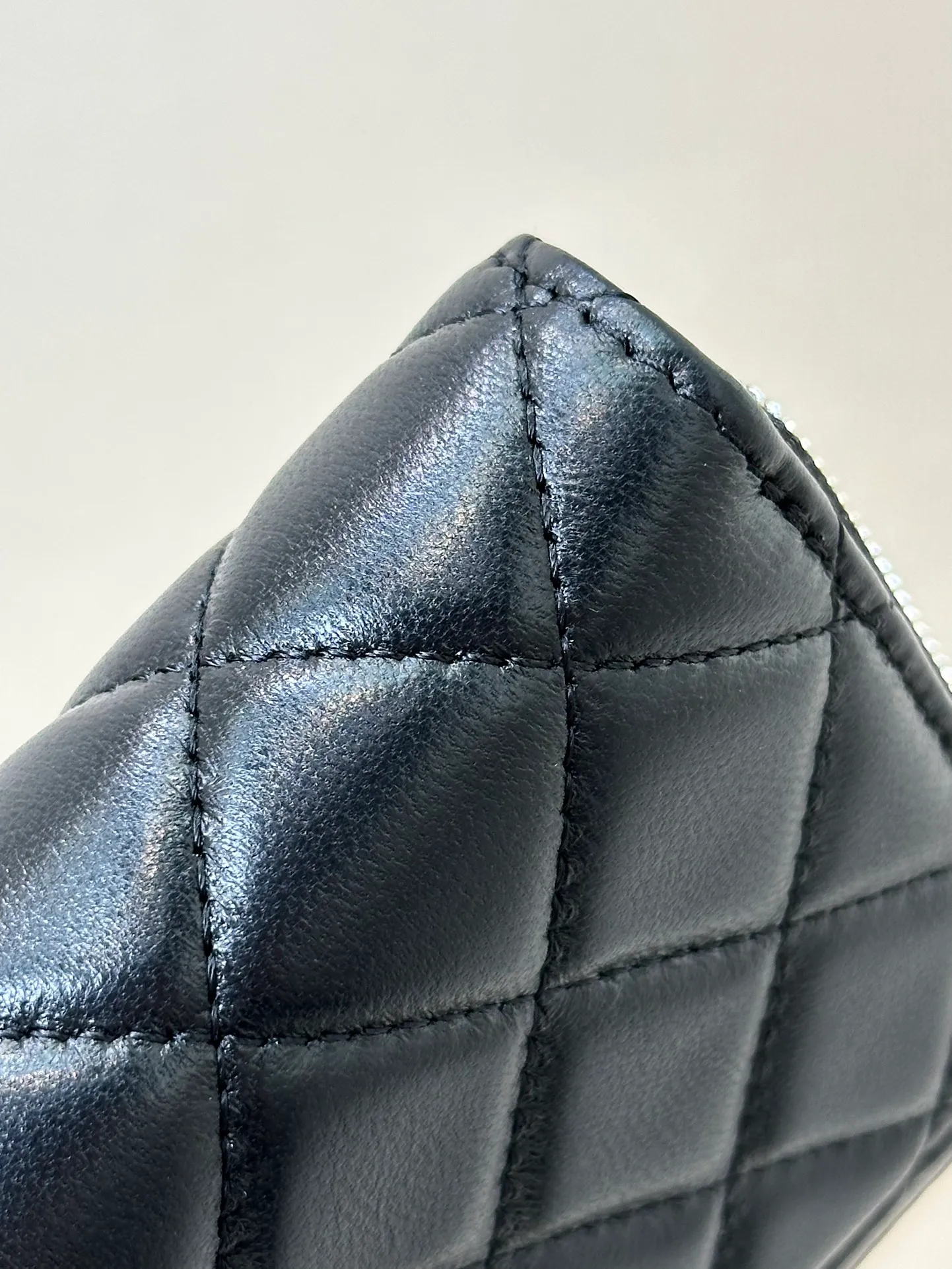 50097 Sheepskin/Black Silver! There are not many detailed pictures. If you want to see the real thing, just go to the counter and come back. Although it is a small bag, the materials we use are not ambiguous at all. I guarantee that what you receive is the same thing.
