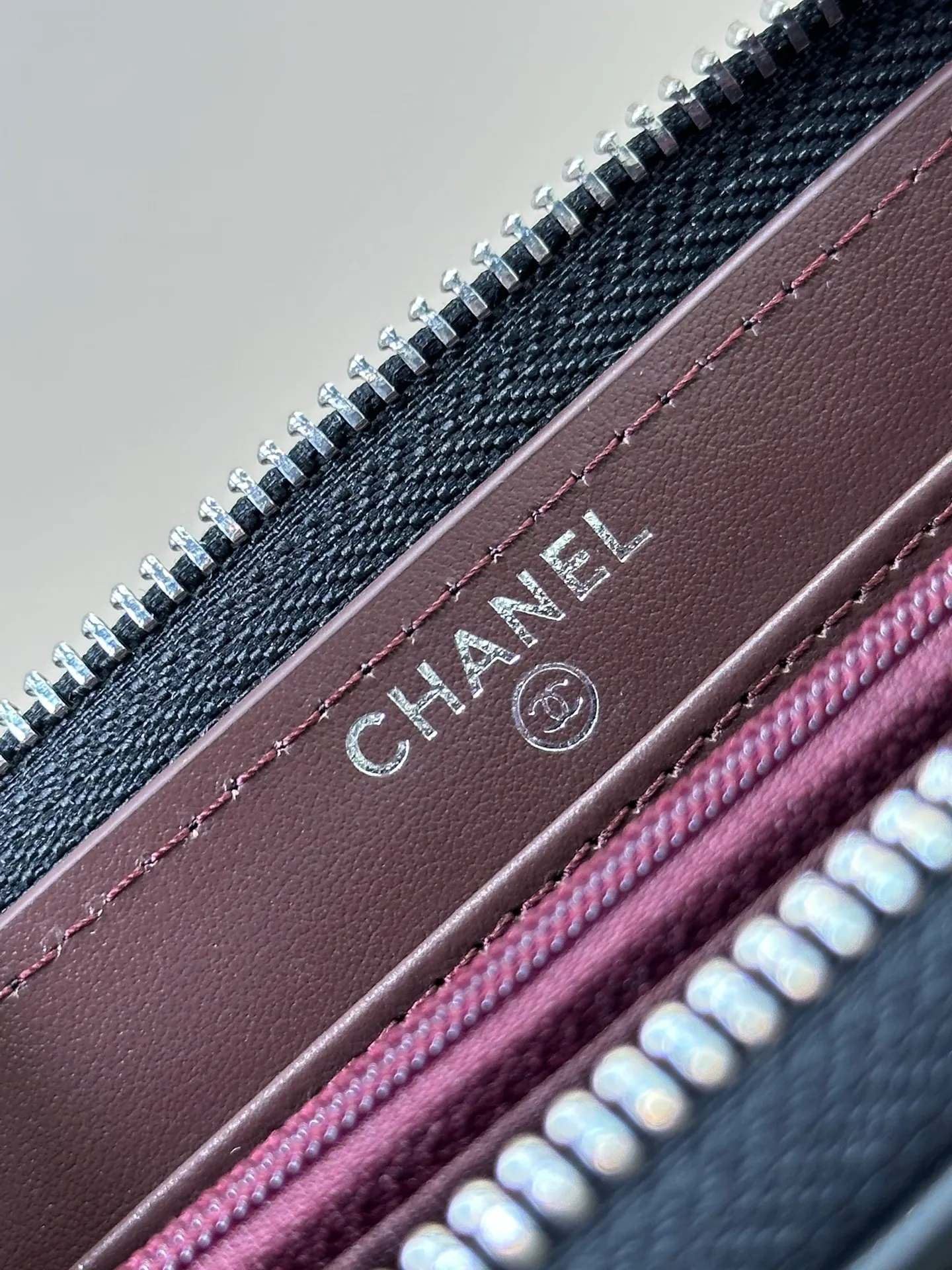 50097 Sheepskin/Black Silver! There are not many detailed pictures. If you want to see the real thing, just go to the counter and come back. Although it is a small bag, the materials we use are not ambiguous at all. I guarantee that what you receive is the same thing.