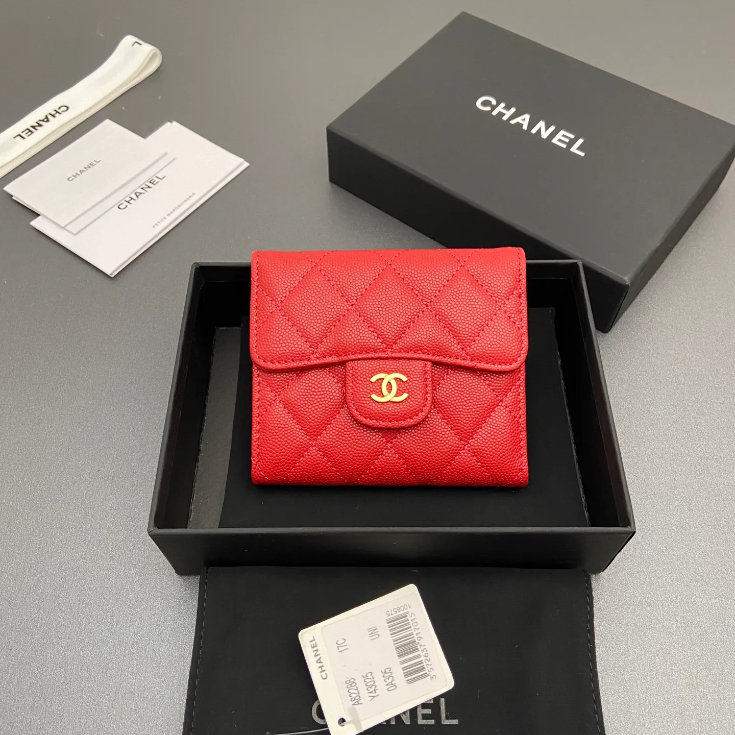 [Imported leather from Italy] ¥440 Special red fine ball grain embossed leather Gold tone metal hardware 6 card slots 1 banknote compartment 1 coin zipper bag No.: 82288 Size: w10.5×h11.5×d3cm
