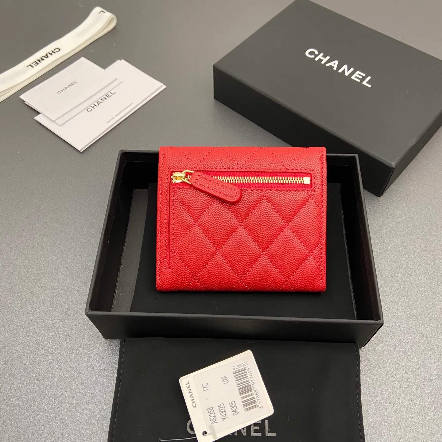 [Imported leather from Italy] ¥440 Special red fine ball grain embossed leather Gold tone metal hardware 6 card slots 1 banknote compartment 1 coin zipper bag No.: 82288 Size: w10.5×h11.5×d3cm