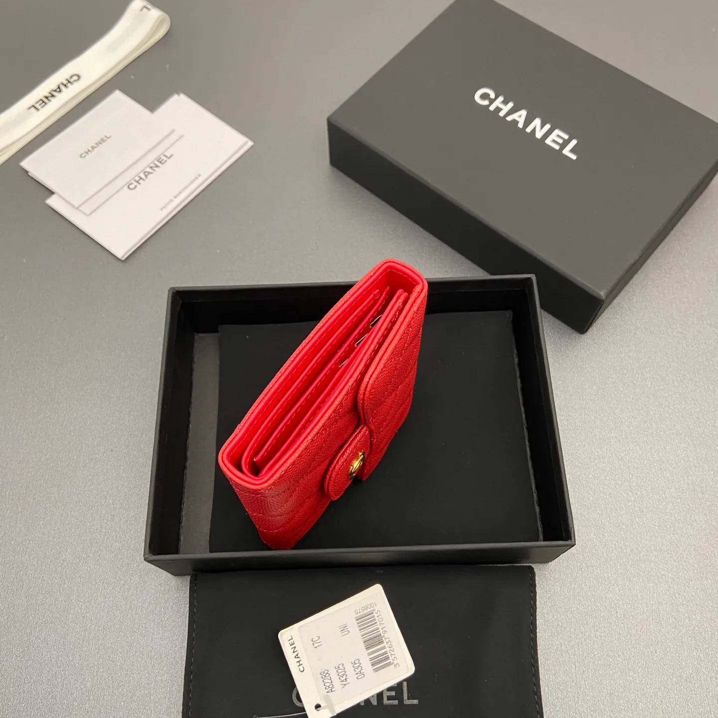 [Imported leather from Italy] ¥440 Special red fine ball grain embossed leather Gold tone metal hardware 6 card slots 1 banknote compartment 1 coin zipper bag No.: 82288 Size: w10.5×h11.5×d3cm