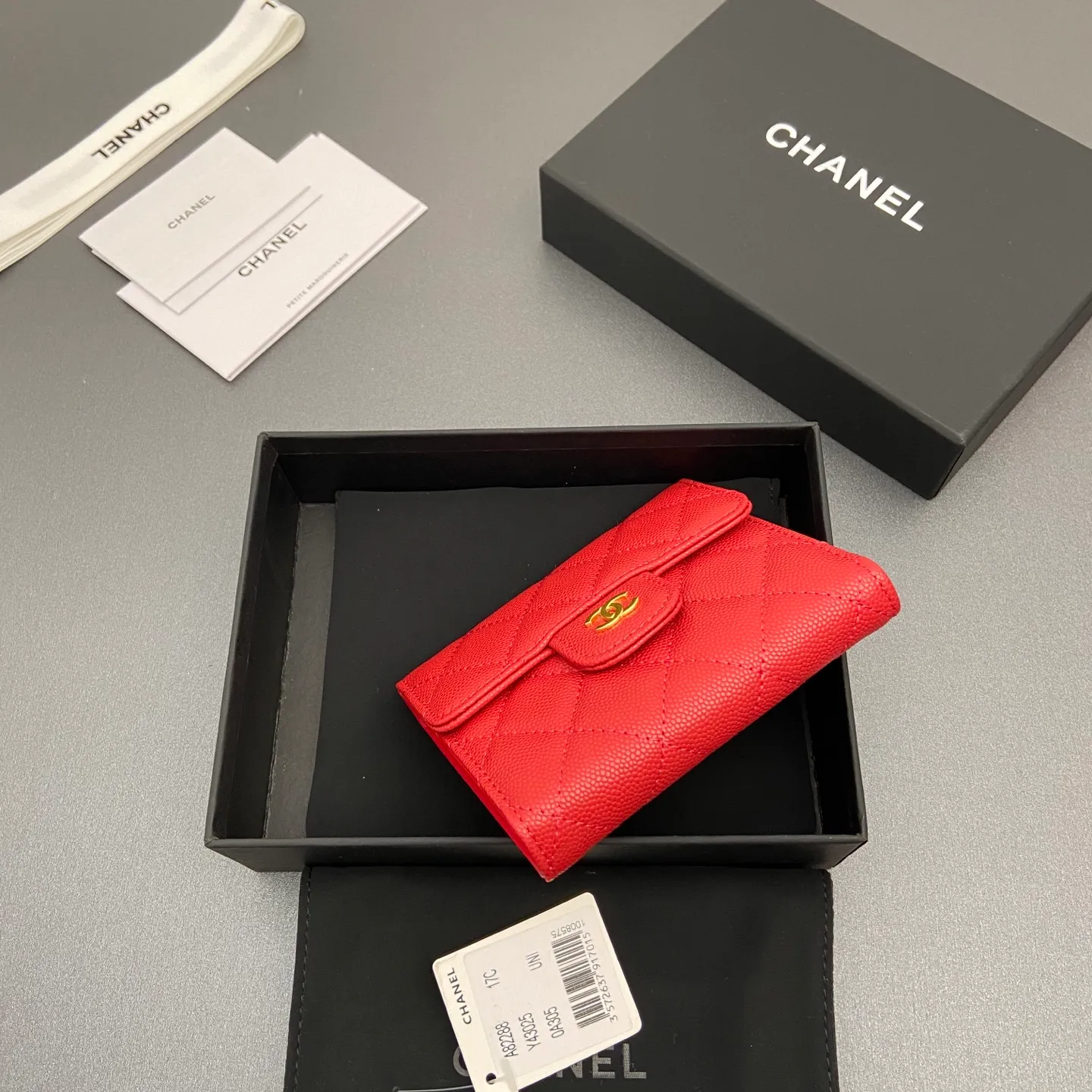 [Imported leather from Italy] ¥440 Special red fine ball grain embossed leather Gold tone metal hardware 6 card slots 1 banknote compartment 1 coin zipper bag No.: 82288 Size: w10.5×h11.5×d3cm