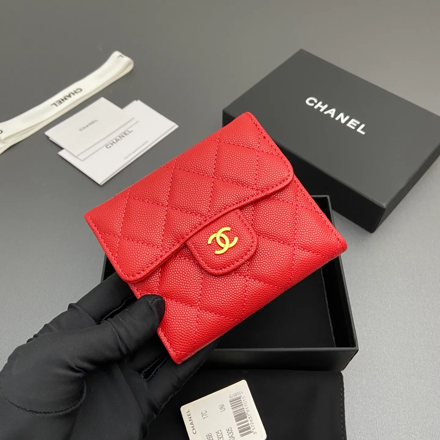 [Imported leather from Italy] ¥440 Special red fine ball grain embossed leather Gold tone metal hardware 6 card slots 1 banknote compartment 1 coin zipper bag No.: 82288 Size: w10.5×h11.5×d3cm