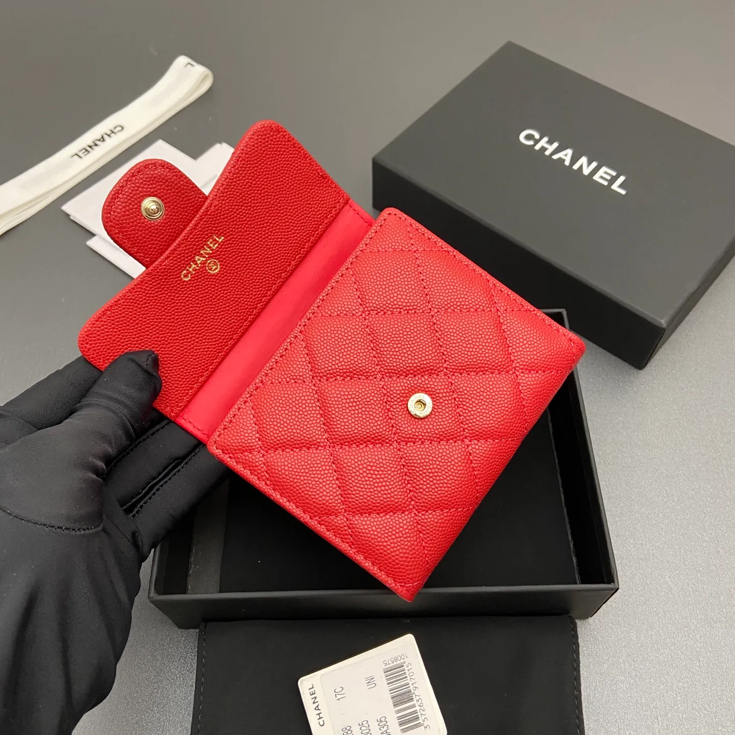[Imported leather from Italy] ¥440 Special red fine ball grain embossed leather Gold tone metal hardware 6 card slots 1 banknote compartment 1 coin zipper bag No.: 82288 Size: w10.5×h11.5×d3cm