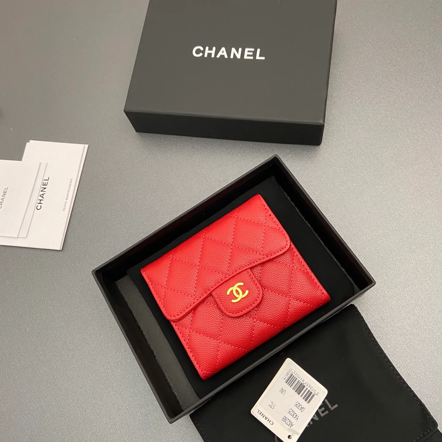 [Imported leather from Italy] ¥440 Special red fine ball grain embossed leather Gold tone metal hardware 6 card slots 1 banknote compartment 1 coin zipper bag No.: 82288 Size: w10.5×h11.5×d3cm
