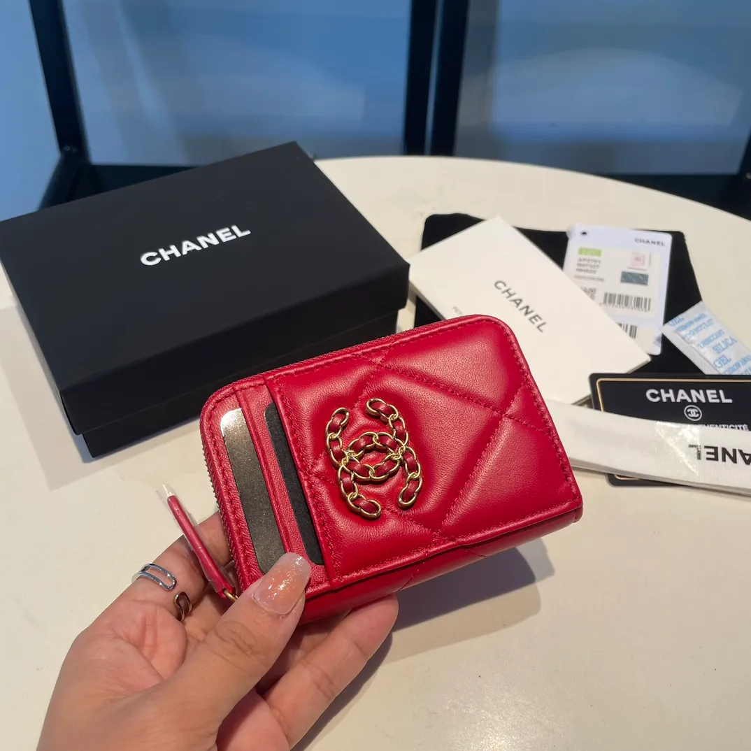 💰320😊Upgraded version💋🆕Ohanel new color🆕The latest zipper card holder with multiple card slots. The texture of goatskin is unparalleled. 😼The 19 series that is mainly recommended this season is a big rhombus with a strong retro style. I want to buy every color🧸 The logo is eye-catching and unique, the goatskin has a faint luster, and the temperament instantly ups and downs❣The fashionable style and style are also jointly created by Karl and Viard. The first series launched by the new artistic director will be a key recommendation of the brand from this year to next year, conveying the essence of the brand, with a full set of packaging 2701🍃size: 7.5*11cm
