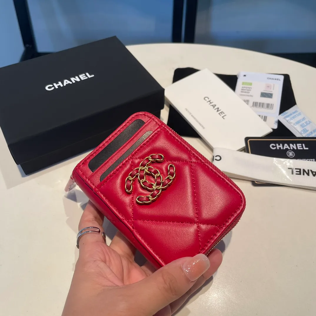 💰320😊Upgraded version💋🆕Ohanel new color🆕The latest zipper card holder with multiple card slots. The texture of goatskin is unparalleled. 😼The 19 series that is mainly recommended this season is a big rhombus with a strong retro style. I want to buy every color🧸 The logo is eye-catching and unique, the goatskin has a faint luster, and the temperament instantly ups and downs❣The fashionable style and style are also jointly created by Karl and Viard. The first series launched by the new artistic director will be a key recommendation of the brand from this year to next year, conveying the essence of the brand, with a full set of packaging 2701🍃size: 7.5*11cm