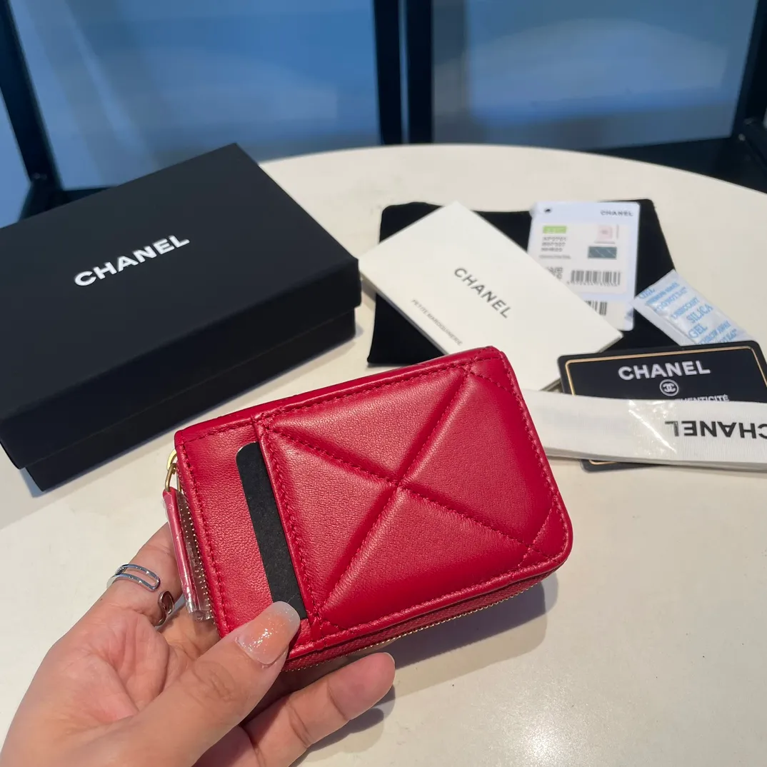 💰320😊Upgraded version💋🆕Ohanel new color🆕The latest zipper card holder with multiple card slots. The texture of goatskin is unparalleled. 😼The 19 series that is mainly recommended this season is a big rhombus with a strong retro style. I want to buy every color🧸 The logo is eye-catching and unique, the goatskin has a faint luster, and the temperament instantly ups and downs❣The fashionable style and style are also jointly created by Karl and Viard. The first series launched by the new artistic director will be a key recommendation of the brand from this year to next year, conveying the essence of the brand, with a full set of packaging 2701🍃size: 7.5*11cm