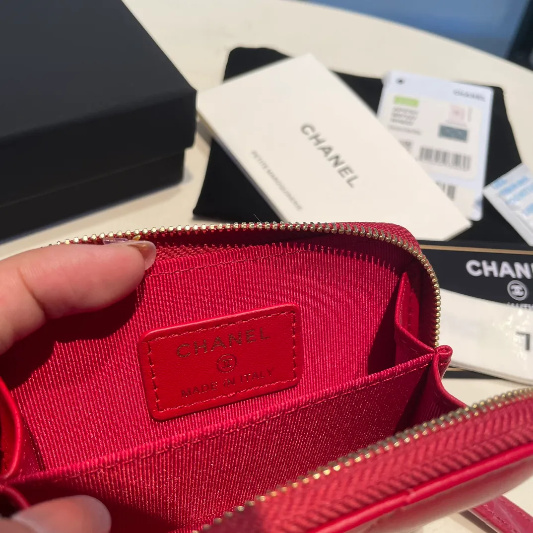 💰320😊Upgraded version💋🆕Ohanel new color🆕The latest zipper card holder with multiple card slots. The texture of goatskin is unparalleled. 😼The 19 series that is mainly recommended this season is a big rhombus with a strong retro style. I want to buy every color🧸 The logo is eye-catching and unique, the goatskin has a faint luster, and the temperament instantly ups and downs❣The fashionable style and style are also jointly created by Karl and Viard. The first series launched by the new artistic director will be a key recommendation of the brand from this year to next year, conveying the essence of the brand, with a full set of packaging 2701🍃size: 7.5*11cm