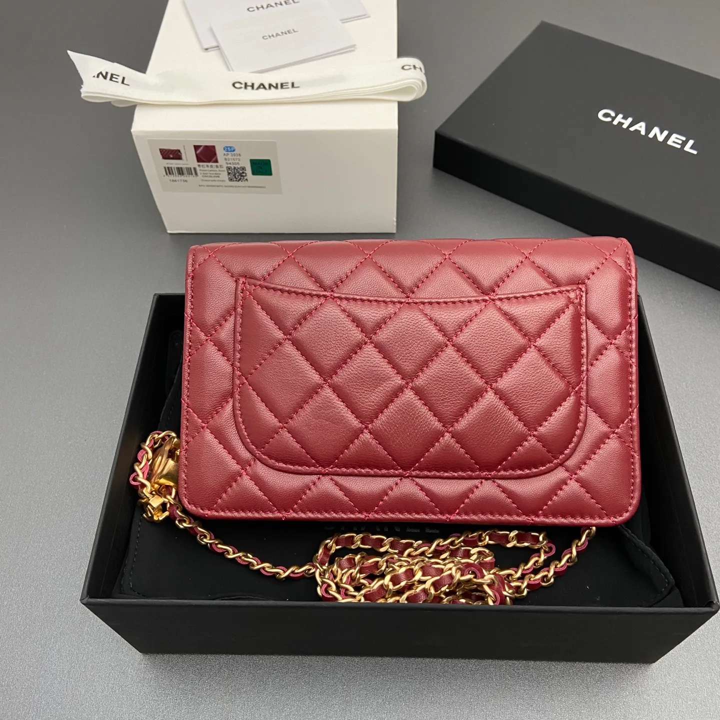 Xiaoxiang imported Italian lambskin 25Bwoc double C snap button adjustable chain, fashionable and classic but not outdated Item number: AP7876 Price: 860 Size: w19×h12×d4.5cm Color: burgundy sheepskin gold hardware