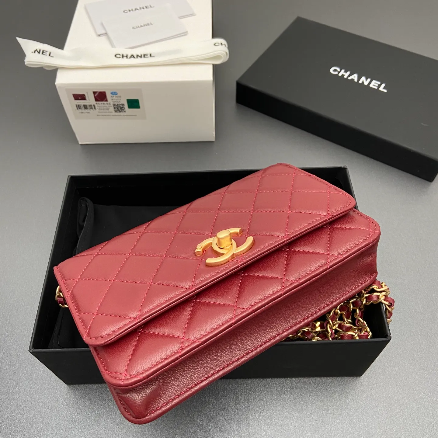 Xiaoxiang imported Italian lambskin 25Bwoc double C snap button adjustable chain, fashionable and classic but not outdated Item number: AP7876 Price: 860 Size: w19×h12×d4.5cm Color: burgundy sheepskin gold hardware