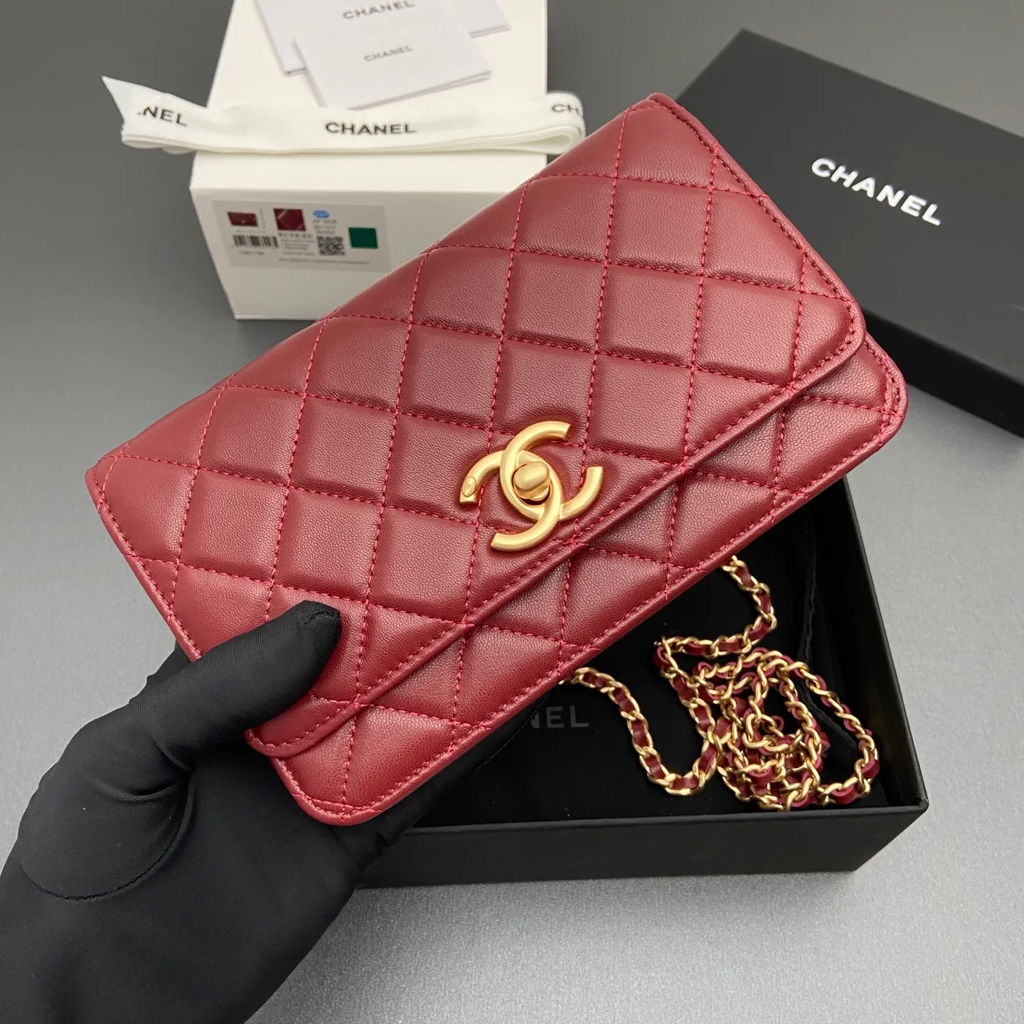 Xiaoxiang imported Italian lambskin 25Bwoc double C snap button adjustable chain, fashionable and classic but not outdated Item number: AP7876 Price: 860 Size: w19×h12×d4.5cm Color: burgundy sheepskin gold hardware