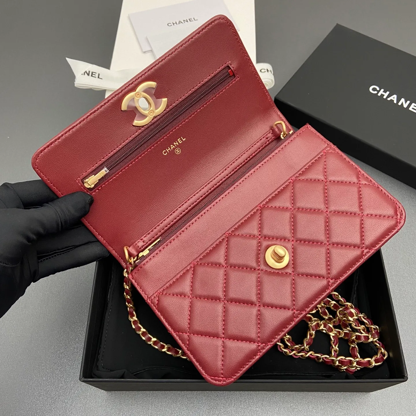 Xiaoxiang imported Italian lambskin 25Bwoc double C snap button adjustable chain, fashionable and classic but not outdated Item number: AP7876 Price: 860 Size: w19×h12×d4.5cm Color: burgundy sheepskin gold hardware