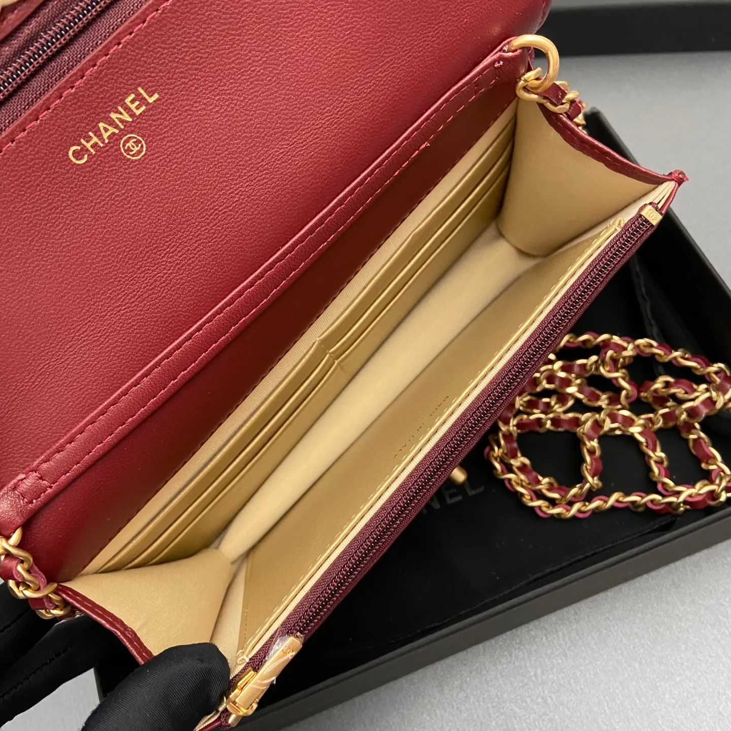 Xiaoxiang imported Italian lambskin 25Bwoc double C snap button adjustable chain, fashionable and classic but not outdated Item number: AP7876 Price: 860 Size: w19×h12×d4.5cm Color: burgundy sheepskin gold hardware
