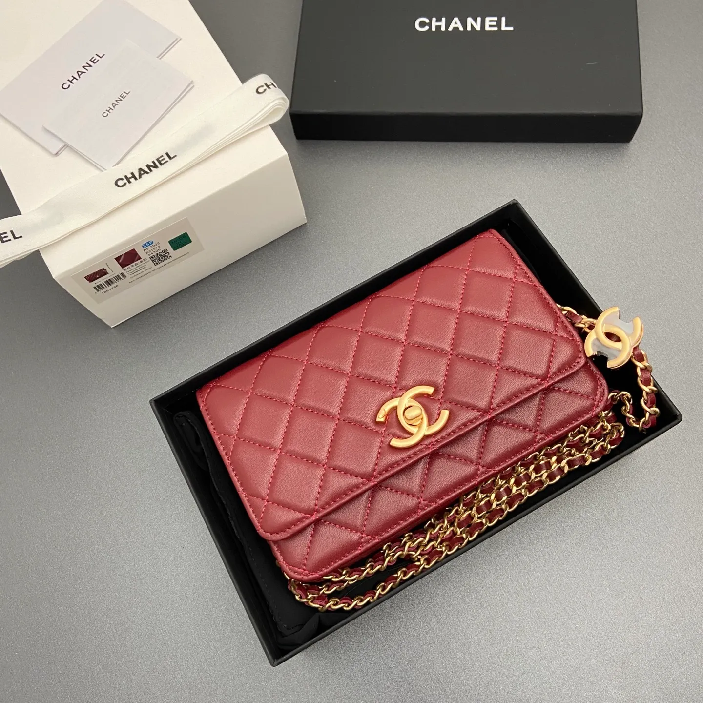 Xiaoxiang imported Italian lambskin 25Bwoc double C snap button adjustable chain, fashionable and classic but not outdated Item number: AP7876 Price: 860 Size: w19×h12×d4.5cm Color: burgundy sheepskin gold hardware