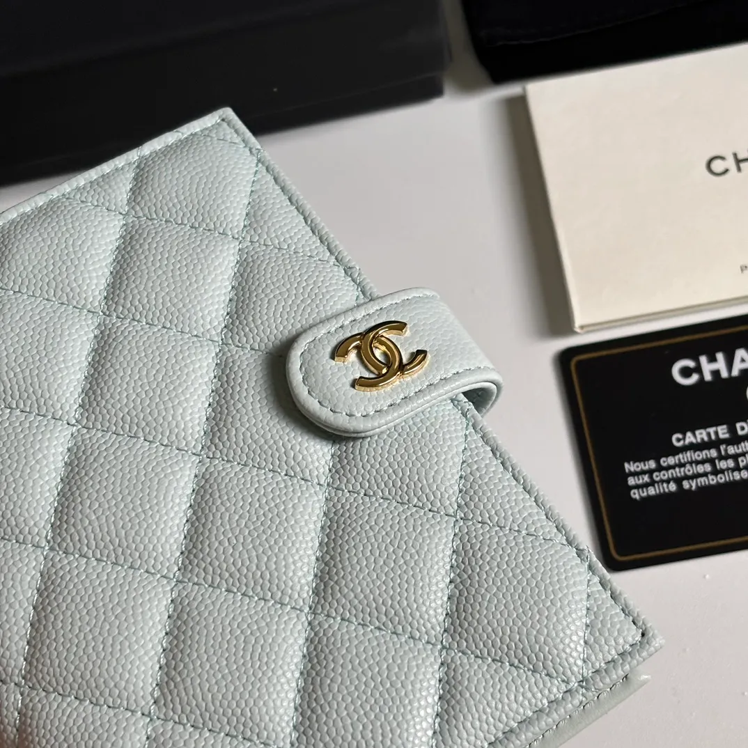 💰440 CHANEL multi-functional passport holder💕This design may also enter the classic series in the future👍Style number A3658 Original quality! The details are so beautiful and the size is 15*10*3cm.
