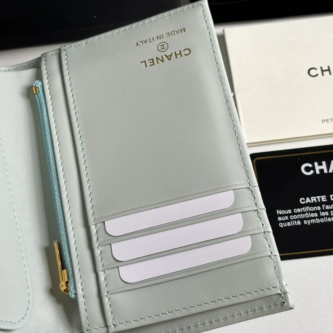 💰440 CHANEL multi-functional passport holder💕This design may also enter the classic series in the future👍Style number A3658 Original quality! The details are so beautiful and the size is 15*10*3cm.