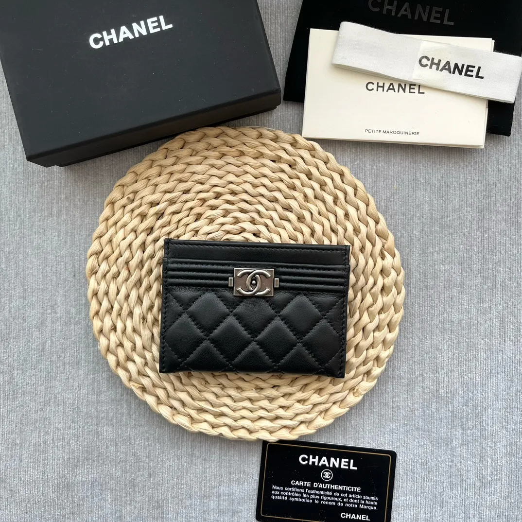 ¥220 [Original quality] [With serial code] CHANEL's new leboy card holder has a rhombus pattern, very attractive! The retro gold buckle has an old-fashioned feel and is very fashionable and retro❤️This small card holder is very cost-effective, and you can also put some change in the three card slots👍Model number: 84431 Size: 11×7.5×1cm