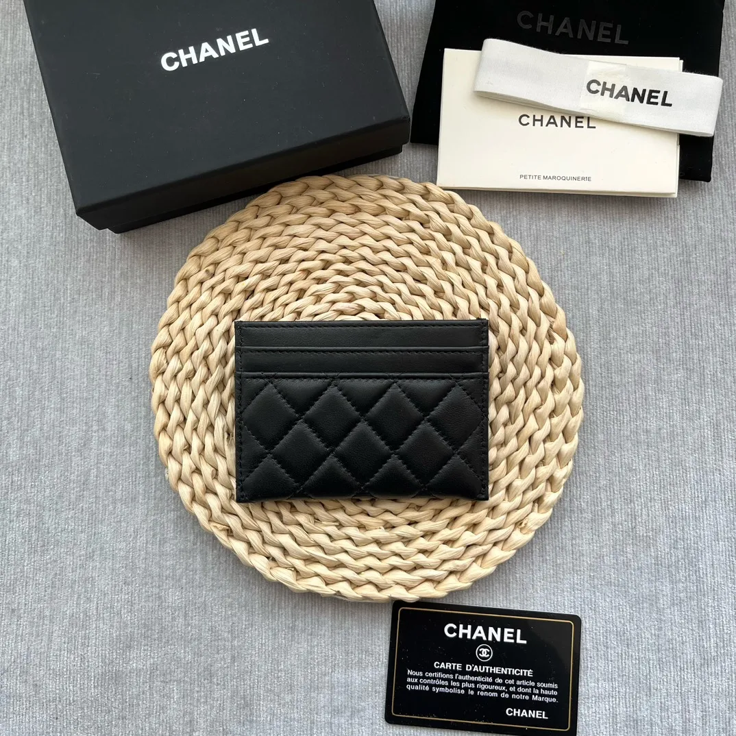 ¥220 [Original quality] [With serial code] CHANEL's new leboy card holder has a rhombus pattern, very attractive! The retro gold buckle has an old-fashioned feel and is very fashionable and retro❤️This small card holder is very cost-effective, and you can also put some change in the three card slots👍Model number: 84431 Size: 11×7.5×1cm