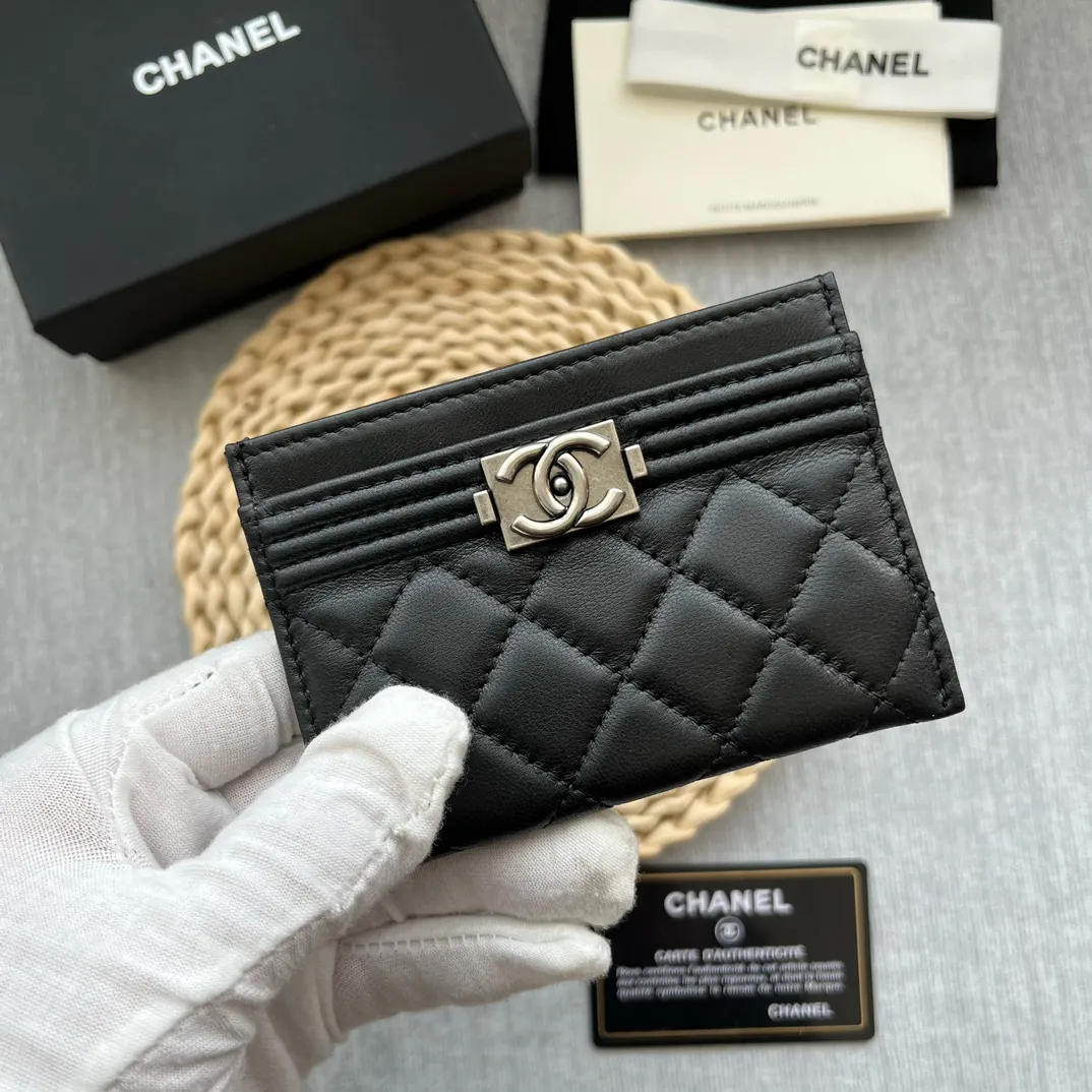 ¥220 [Original quality] [With serial code] CHANEL's new leboy card holder has a rhombus pattern, very attractive! The retro gold buckle has an old-fashioned feel and is very fashionable and retro❤️This small card holder is very cost-effective, and you can also put some change in the three card slots👍Model number: 84431 Size: 11×7.5×1cm