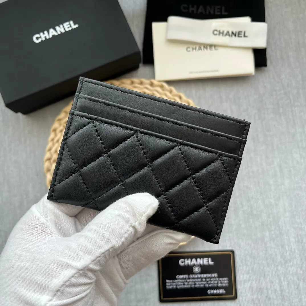 ¥220 [Original quality] [With serial code] CHANEL's new leboy card holder has a rhombus pattern, very attractive! The retro gold buckle has an old-fashioned feel and is very fashionable and retro❤️This small card holder is very cost-effective, and you can also put some change in the three card slots👍Model number: 84431 Size: 11×7.5×1cm
