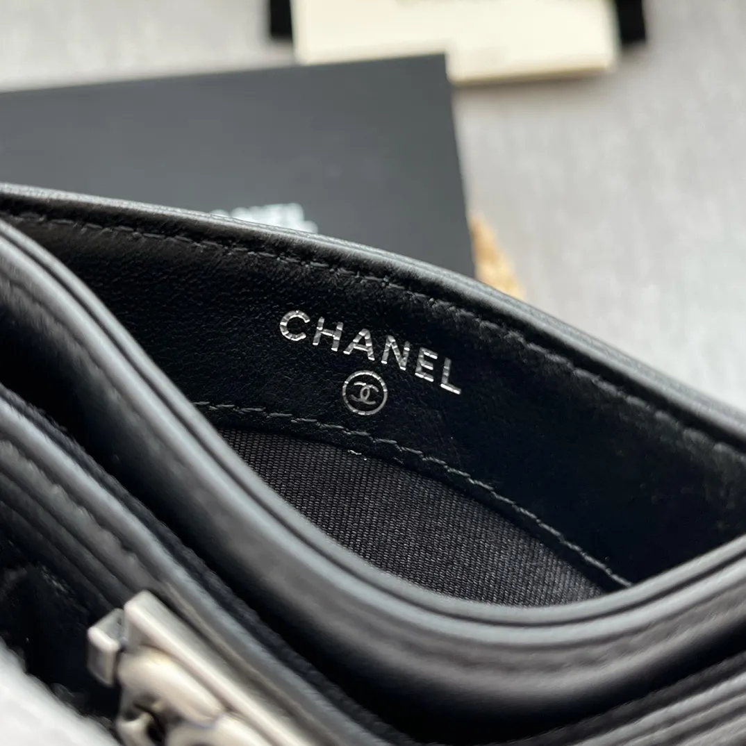 ¥220 [Original quality] [With serial code] CHANEL's new leboy card holder has a rhombus pattern, very attractive! The retro gold buckle has an old-fashioned feel and is very fashionable and retro❤️This small card holder is very cost-effective, and you can also put some change in the three card slots👍Model number: 84431 Size: 11×7.5×1cm