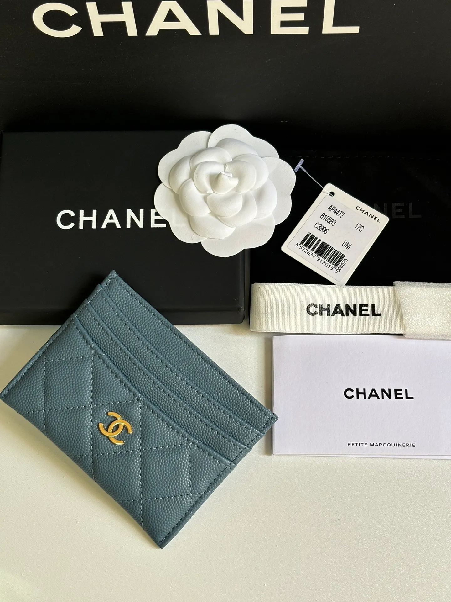 💰240 new product CH@NEL card holder has arrived💦This card holder adds a few more card slots based on the old model, making it more practical. It has original quality and beautiful details. Model No. AP8944, size 11*8*1cm.