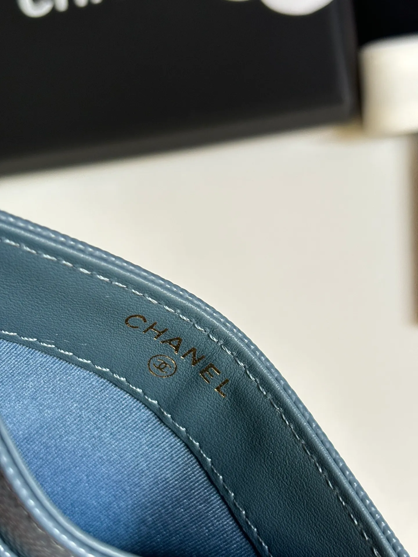 💰240 new product CH@NEL card holder has arrived💦This card holder adds a few more card slots based on the old model, making it more practical. It has original quality and beautiful details. Model No. AP8944, size 11*8*1cm.