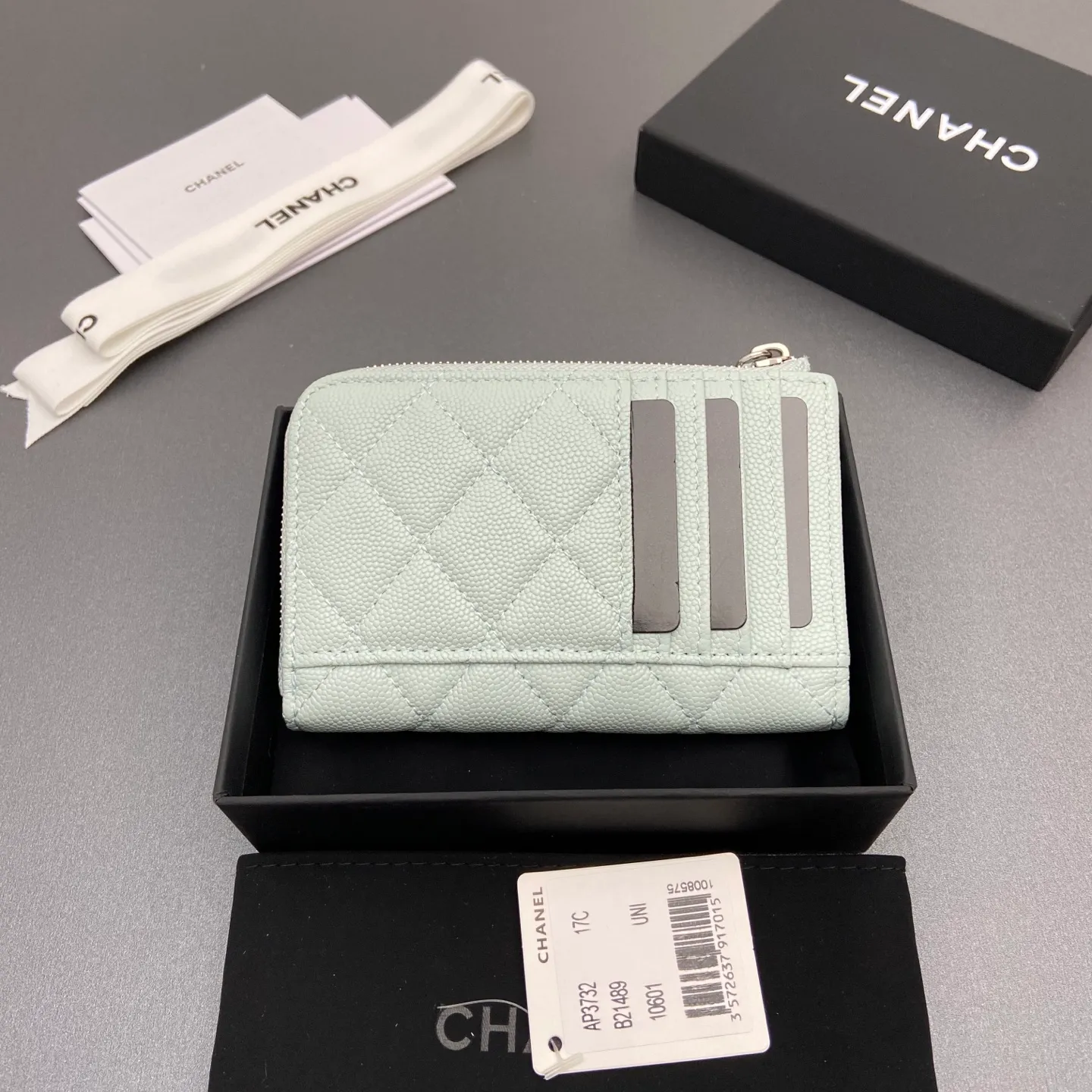 25b new series caviar cowhide with stars ⭐logo shiny blingblibg~zipper bag card holder series 6 card slots, 1 zipper bag Item number: A 3732 Price: 360 Size: w13×h8.5×d2cm Color: light blue fine ball pattern silver star hardware