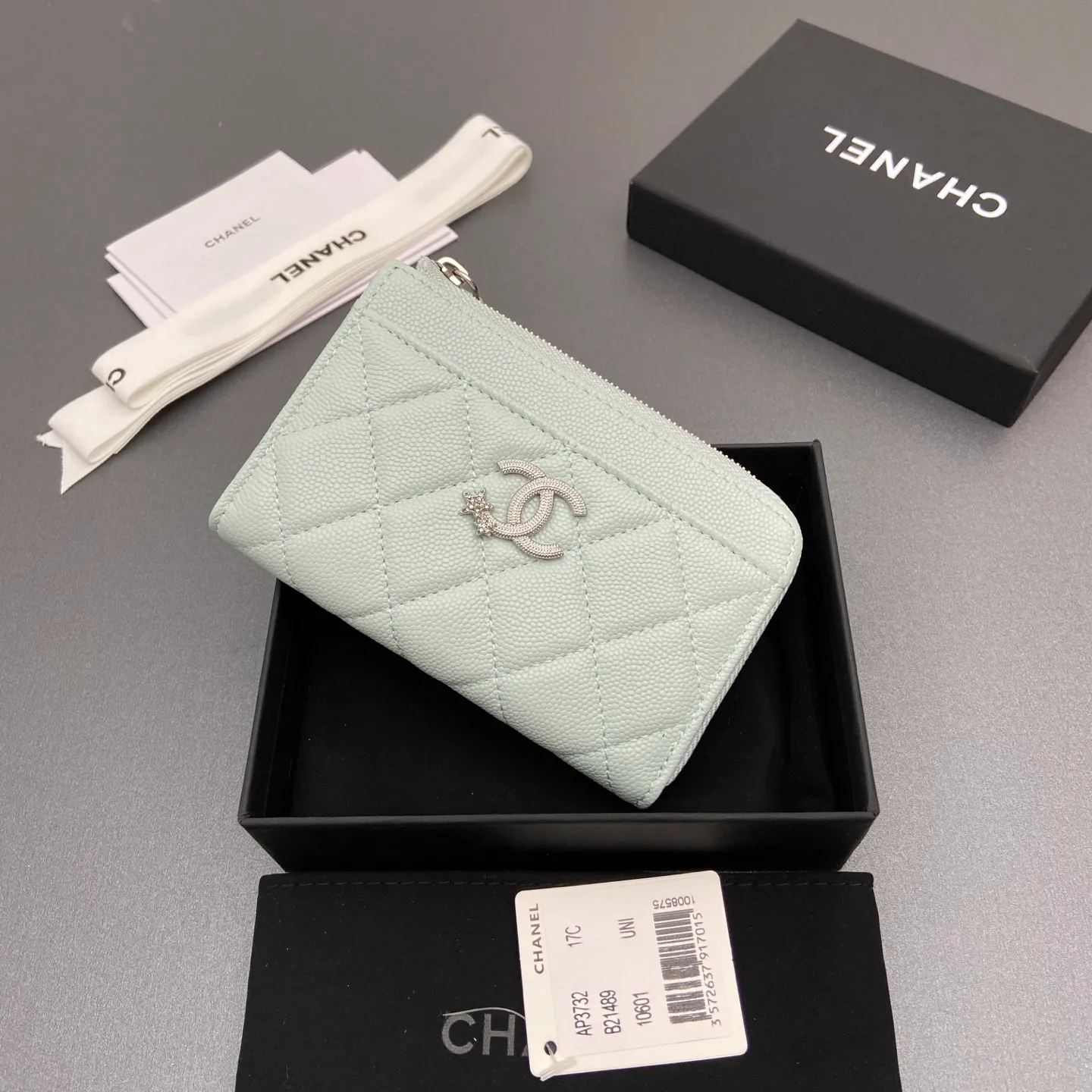 25b new series caviar cowhide with stars ⭐logo shiny blingblibg~zipper bag card holder series 6 card slots, 1 zipper bag Item number: A 3732 Price: 360 Size: w13×h8.5×d2cm Color: light blue fine ball pattern silver star hardware