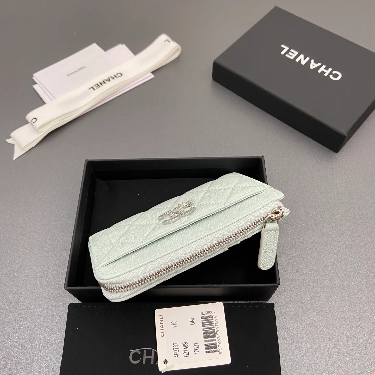 25b new series caviar cowhide with stars ⭐logo shiny blingblibg~zipper bag card holder series 6 card slots, 1 zipper bag Item number: A 3732 Price: 360 Size: w13×h8.5×d2cm Color: light blue fine ball pattern silver star hardware