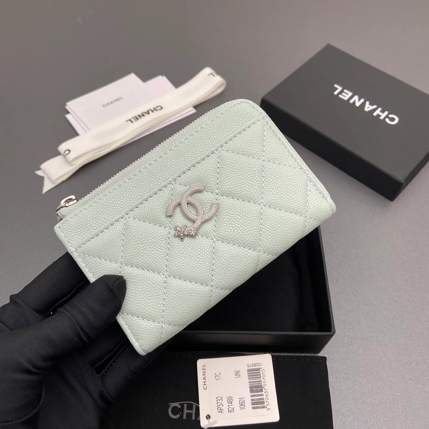 25b new series caviar cowhide with stars ⭐logo shiny blingblibg~zipper bag card holder series 6 card slots, 1 zipper bag Item number: A 3732 Price: 360 Size: w13×h8.5×d2cm Color: light blue fine ball pattern silver star hardware