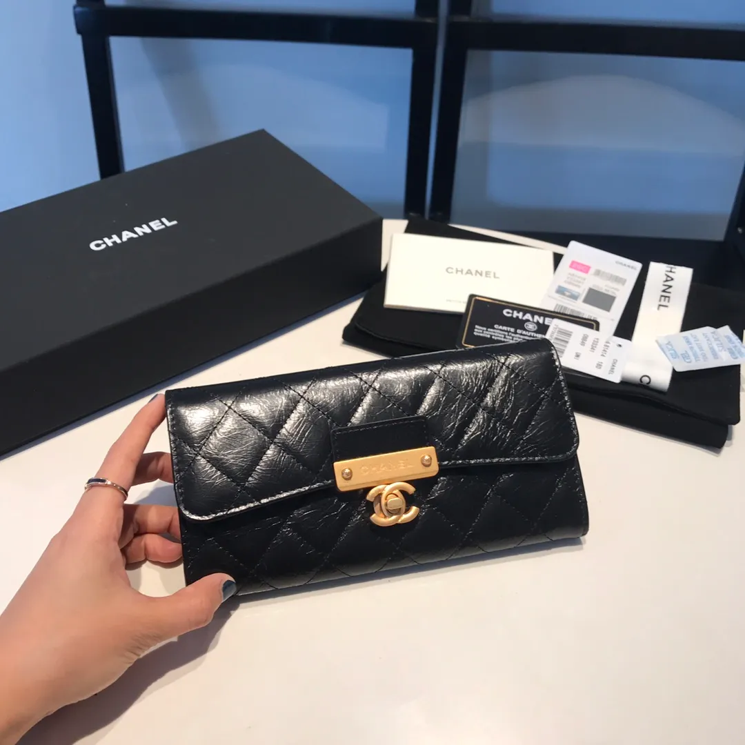 💰700😊Upgraded version💋Ready to buy the latest Chanel series🆕Imported waxed cowhide series, retro metal locks with the latest hangtags💋The latest products from the counter Original order quality Can hold a lot of cash Large capacity Practical and beautiful Simple classic cc rhombus put together to create a wallet [color][color] 7p can easily accommodate 12 card slots 81414🍃size:19cm