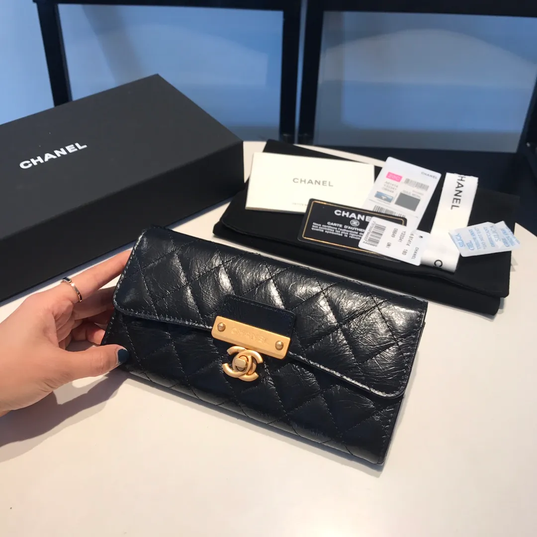 💰700😊Upgraded version💋Ready to buy the latest Chanel series🆕Imported waxed cowhide series, retro metal locks with the latest hangtags💋The latest products from the counter Original order quality Can hold a lot of cash Large capacity Practical and beautiful Simple classic cc rhombus put together to create a wallet [color][color] 7p can easily accommodate 12 card slots 81414🍃size:19cm